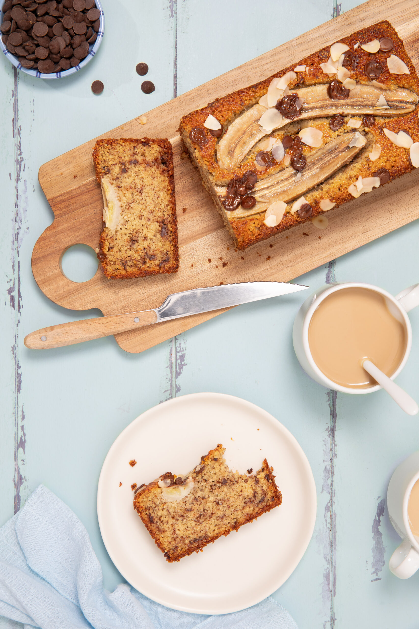 Floraline-photographie-culinaire-banana-bread-pepites-chocolat-sans-pack-top-view-rougemadamestudio-2026-2